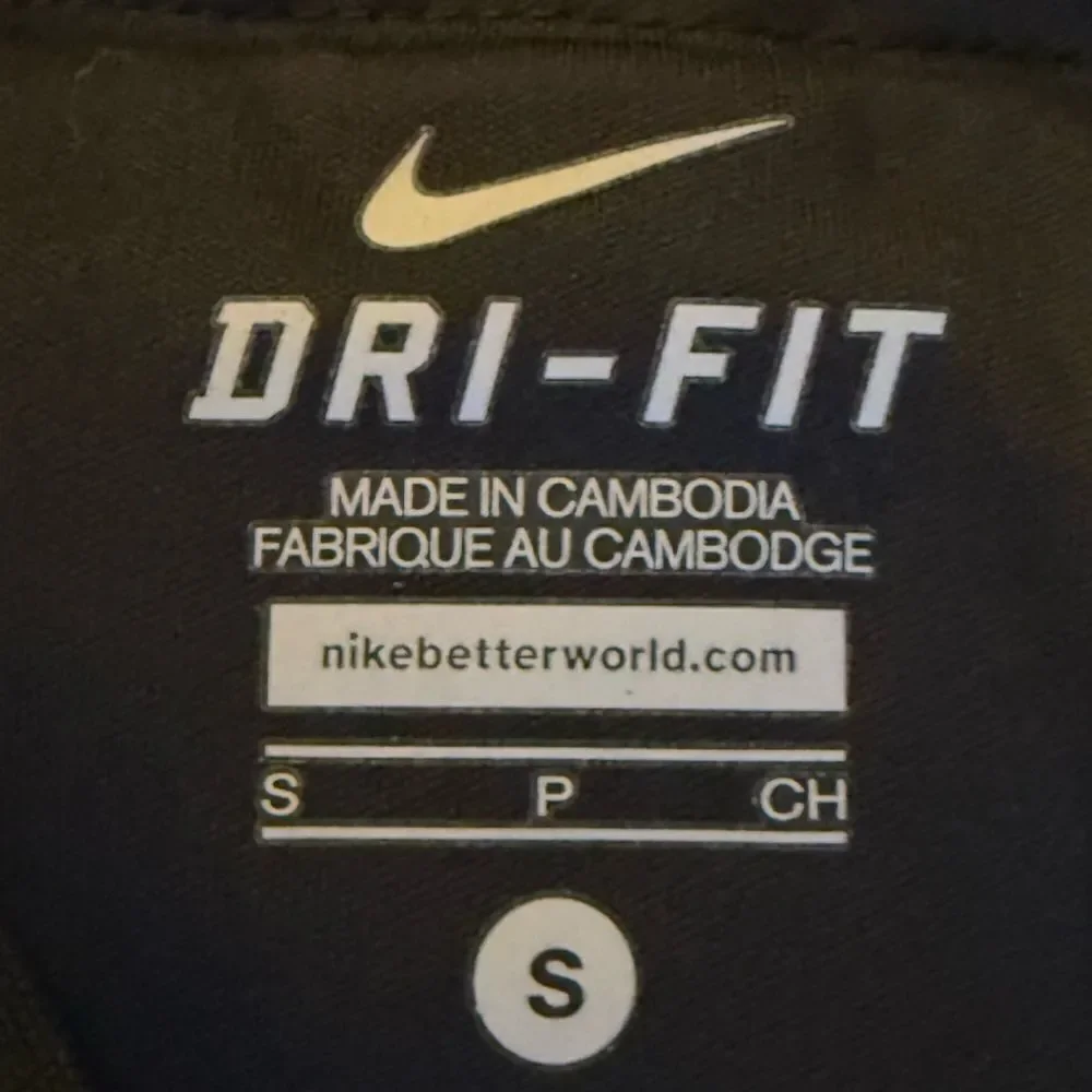 NWT Nike Dri-FIT Women’s Stay Warm Running Capri Leggings in Black. Size Small.